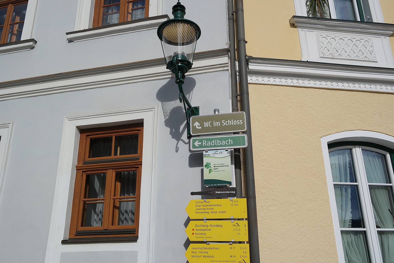 Am Kirchenplatz beginnt der Weinwanderweg